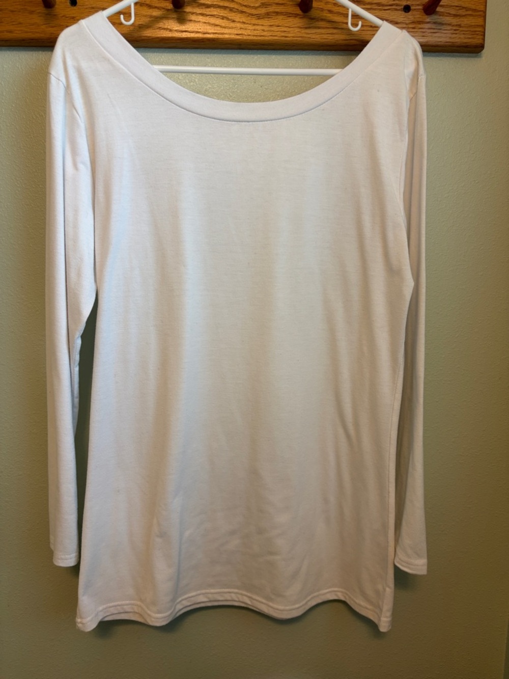 Source Unknown White Long-Sleeve Boat Neck Tee